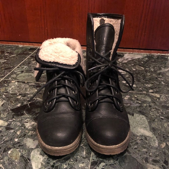 Black Boots with Faux Fur Lining - Picture 2 of 8